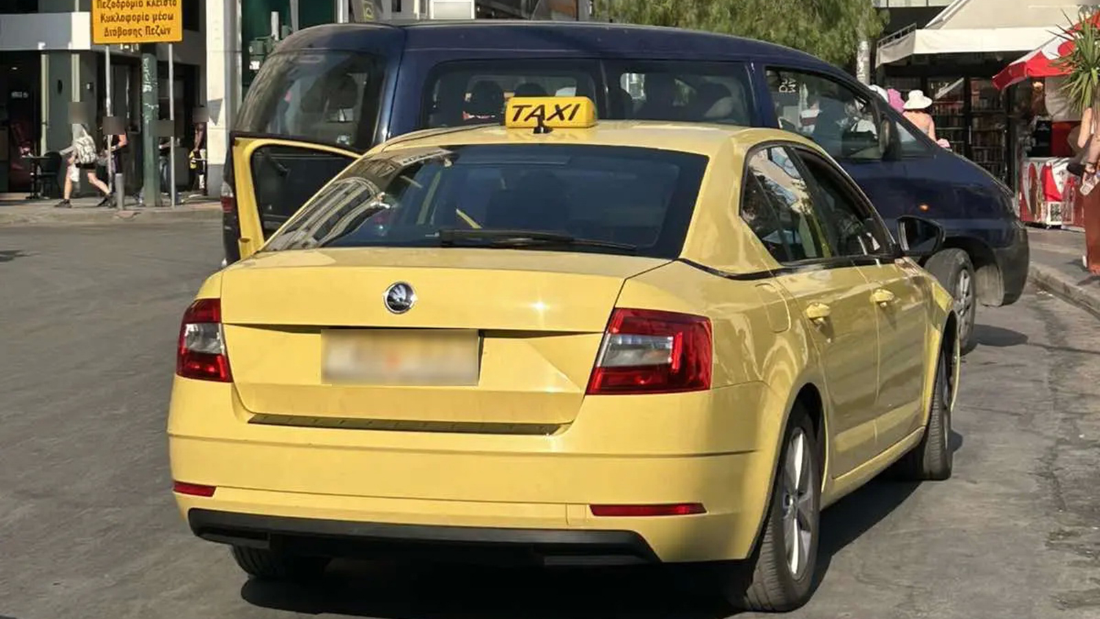 Τριήμερο ελέγχων με 41 παραβάσεις σε πιάτσες ταξί της Αθήνας  